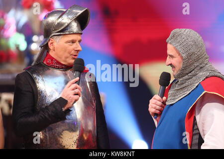 Graz, Autriche. Dec 30, 2017. Présentateur Joerg Pilawa habillé comme un chevalier au chef autrichien Johann Lafer, également habillé en tenue médiévale, au dernier rehersal pour le Silvestershow (Nouvel An show) à Graz, Autriche, le 30 décembre 2017. Le programme sera diffusé en direct le 31 décembre 2017 par l'ARD et de l'ORF. Credit : Bodo Schackow/dpa/Alamy Live News Banque D'Images