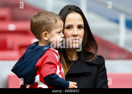 Madrid, Espagne. 31 Décembre, 2017. La famille de Vitolo lors de sa présentation en tant que nouveau joueur de l'Atlético de Madrid au stade Wanda Metropolitano de Madrid, Espagne, le 31 décembre 2017 . Más Información Gtres Crédit : Comuniación sur ligne, S.L./Alamy Live News Banque D'Images