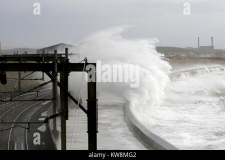 Saltcoats, Ecosse, Royaume-Uni. 31 Décembre, 2017. Storm battues Dylan la côte ouest de l'Écosse avec de forts vents jusqu'à 80 mi/h et des vagues hautes de 25 mètres, causant de nombreuses traversées en ferry avec perturbation des services ferroviaires et de crédit annulé : Findlay/Alamy Live News Banque D'Images