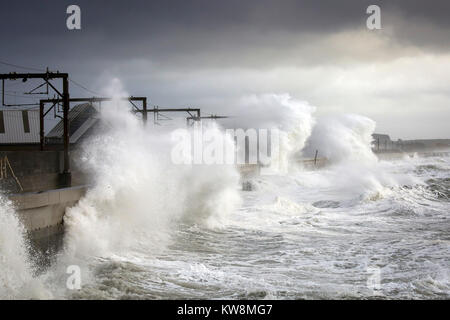 Saltcoats, Ecosse, Royaume-Uni. 31 Décembre, 2017. Storm battues Dylan la côte ouest de l'Écosse avec de forts vents jusqu'à 80 mi/h et des vagues hautes de 25 mètres, causant de nombreuses traversées en ferry avec perturbation des services ferroviaires et de crédit annulé : Findlay/Alamy Live News Banque D'Images