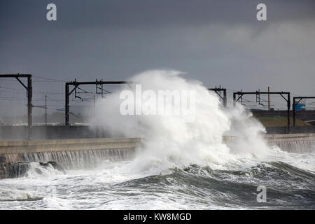 Saltcoats, Ecosse, Royaume-Uni. 31 Décembre, 2017. Storm battues Dylan la côte ouest de l'Écosse avec de forts vents jusqu'à 80 mi/h et des vagues hautes de 25 mètres, causant de nombreuses traversées en ferry avec perturbation des services ferroviaires et de crédit annulé : Findlay/Alamy Live News Banque D'Images