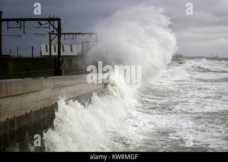 Saltcoats, Ecosse, Royaume-Uni. 31 Décembre, 2017. Storm battues Dylan la côte ouest de l'Écosse avec de forts vents jusqu'à 80 mi/h et des vagues hautes de 25 mètres, causant de nombreuses traversées en ferry avec perturbation des services ferroviaires et de crédit annulé : Findlay/Alamy Live News Banque D'Images