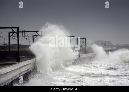 Saltcoats, Ecosse, Royaume-Uni. 31 Décembre, 2017. Storm battues Dylan la côte ouest de l'Écosse avec de forts vents jusqu'à 80 mi/h et des vagues hautes de 25 mètres, causant de nombreuses traversées en ferry avec perturbation des services ferroviaires et de crédit annulé : Findlay/Alamy Live News Banque D'Images