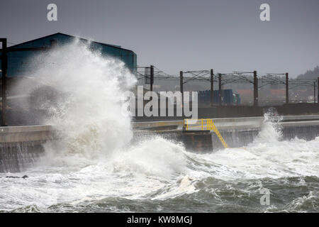 Saltcoats, Ecosse, Royaume-Uni. 31 Décembre, 2017. Storm battues Dylan la côte ouest de l'Écosse avec de forts vents jusqu'à 80 mi/h et des vagues hautes de 25 mètres, causant de nombreuses traversées en ferry avec perturbation des services ferroviaires et de crédit annulé : Findlay/Alamy Live News Banque D'Images