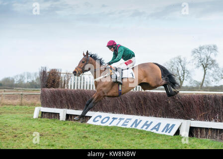 Cambridgeshire, Royaume-Uni. 31 Décembre, 2017. Cottenham Cambridgeshire, Royaume-Uni le 31 décembre 2017. Les coureurs et les coureurs prennent part à la chasse aux busards Club Point-à-point courses. Le petit hippodrome détient la traditionnelle réunion de l'an chaque année d'où la concurrence dans les courses de chevaux sur des obstacles sur les chevaux de chasse. Credit : Julian Eales/Alamy Live News Banque D'Images