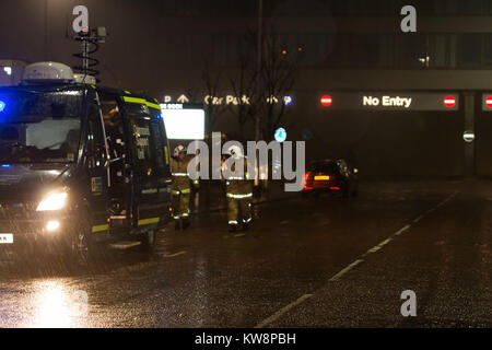 Liverpool, UK, le 31 décembre 2017. Un incendie majeur se déclare dans un parking de plusieurs étages à côté de l'Echo Arena Liverpool où l'International Horse show avait lieu, événement tonights a depuis été annulé de pompier bataille pour que le brasier sous contrôle. Credit : Ken Biggs/Alamy Live News. Banque D'Images