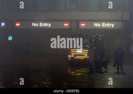 Liverpool, UK, le 31 décembre 2017. Un incendie majeur se déclare dans un parking de plusieurs étages à côté de l'Echo Arena Liverpool où l'International Horse show avait lieu, événement tonights a depuis été annulé de pompier bataille pour que le brasier sous contrôle. Credit : Ken Biggs/Alamy Live News. Banque D'Images