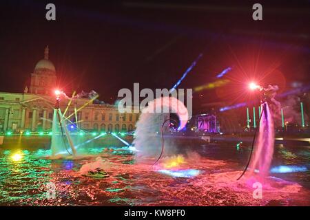 Dublin, République d'Irlande. Le 31 décembre 2017. Les fêtards sont divertis par des artistes Flyboard jet ski l'Irlande et un spectacle de lumière spectaculaires sur la rivière Liffey, l'extérieur de la maison sur mesure dans le cadre de la nouvelle année, le Festival qui se déroulera du 30 décembre au 1er janvier. Crédit photo : IAN HOMER/ Alamy Live News Banque D'Images