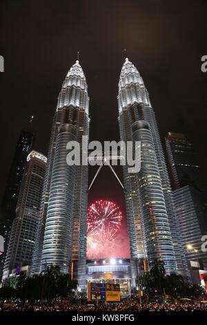 Kuala Lumpur, Malaisie. 1er janvier 2018. D'artifice du Nouvel An exploser près de la Petronas Twin Towers à Kuala Lumpur, Malaisie, le 1 er janvier 2018. Credit : Zhu Wei/Xinhua/Alamy Live News Banque D'Images
