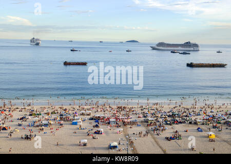 Rio de Janeiro, Brésil - Dec 31st, 2017 : la plage de Copacabana fêtards attendez que l'emblématique d'artifice. En arrière-plan est un navire de croisière MSC transantlantic Crédit : Alexandre Rotenberg/Alamy Live News Banque D'Images