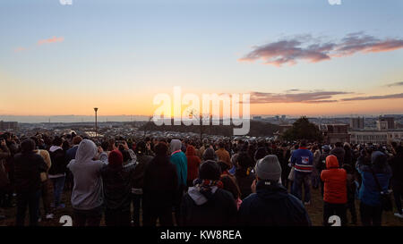 Les gens se rassemblent à l'Takinomizu park pour regarder le premier lever du soleil de l'année. Banque D'Images