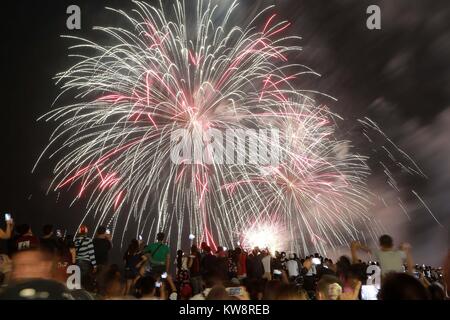 Pasay City, aux Philippines. 31 Dec, 2017. Regarder les gens d'artifice pendant les célébrations du Nouvel An à Pasay City, Philippines, le 31 décembre 2017. Credit : Rouelle Umali/Xinhua/Alamy Live News Banque D'Images