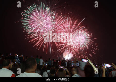 Pasay City, aux Philippines. 31 Dec, 2017. Regarder les gens d'artifice pendant les célébrations du Nouvel An à Pasay City, Philippines, le 31 décembre 2017. Credit : Rouelle Umali/Xinhua/Alamy Live News Banque D'Images