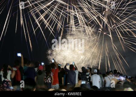 Pasay City, aux Philippines. 31 Dec, 2017. Regarder les gens d'artifice pendant les célébrations du Nouvel An à Pasay City, Philippines, le 31 décembre 2017. Credit : Rouelle Umali/Xinhua/Alamy Live News Banque D'Images