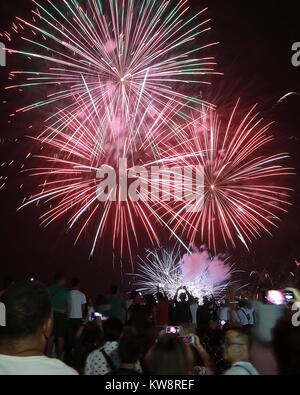 Pasay City, aux Philippines. 31 Dec, 2017. Regarder les gens d'artifice pendant les célébrations du Nouvel An à Pasay City, Philippines, le 31 décembre 2017. Credit : Rouelle Umali/Xinhua/Alamy Live News Banque D'Images