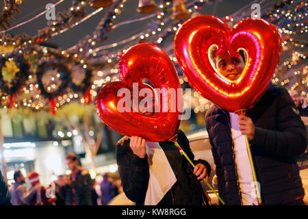 Le Caire, Égypte. 31 Dec, 2017. Les gens posent pour des photos avec des ballons pendant la fête du Nouvel An au Caire, Égypte, le 31 décembre 2017. Credit : Ahmed Gomaa/Xinhua/Alamy Live News Banque D'Images