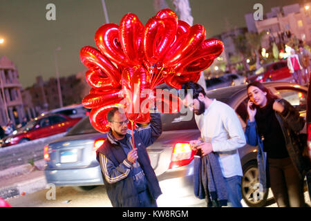 Le Caire, Égypte. 31 Dec, 2017. Un vendeur (L) vend des ballons pendant la fête du Nouvel An au Caire, Égypte, le 31 décembre 2017. Credit : Ahmed Gomaa/Xinhua/Alamy Live News Banque D'Images