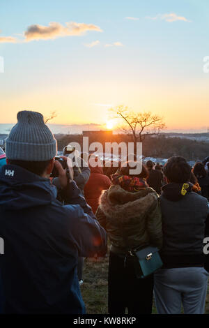 Les gens se rassemblent à l'Takinomizu park pour regarder le premier lever du soleil de l'année. Banque D'Images