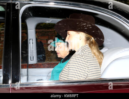 Sandringham, Norfolk, Royaume-Uni. 31 Dec, 2017. Sa Majesté la Reine Elizabeth II, et Sophie, comtesse de Wessex, après avoir assisté à l'Eglise Sainte-marie Madeleine de dimanche matin, à la veille du Nouvel An, à Sandringham, Norfolk, le 31 décembre 2017. Crédit : Paul Marriott/Alamy Live News Banque D'Images