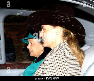 Sandringham, Norfolk, Royaume-Uni. 31 Dec, 2017. Sa Majesté la Reine Elizabeth II, et Sophie, comtesse de Wessex, après avoir assisté à l'Eglise Sainte-marie Madeleine de dimanche matin, à la veille du Nouvel An, à Sandringham, Norfolk, le 31 décembre 2017. Crédit : Paul Marriott/Alamy Live News Banque D'Images