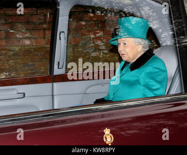 Sandringham, Norfolk, Royaume-Uni. 31 Dec, 2017. Sa Majesté la Reine Elizabeth II après avoir assisté à l'Eglise Sainte-marie Madeleine de dimanche matin, à la veille du Nouvel An, à Sandringham, Norfolk, le 31 décembre 2017. Crédit : Paul Marriott/Alamy Live News Banque D'Images