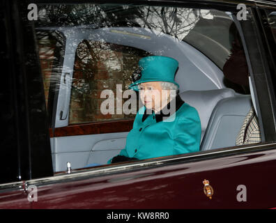 Sandringham, Norfolk, Royaume-Uni. 31 Dec, 2017. Sa Majesté la Reine Elizabeth II après avoir assisté à l'Eglise Sainte-marie Madeleine de dimanche matin, à la veille du Nouvel An, à Sandringham, Norfolk, le 31 décembre 2017. Crédit : Paul Marriott/Alamy Live News Banque D'Images