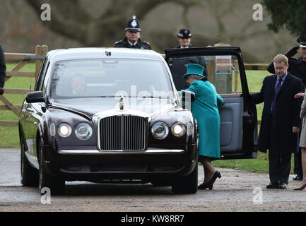 Sandringham, Norfolk, Royaume-Uni. 31 Dec, 2017. Sa Majesté la Reine Elizabeth II après avoir assisté à l'Eglise Sainte-marie Madeleine de dimanche matin, à la veille du Nouvel An, à Sandringham, Norfolk, le 31 décembre 2017. Crédit : Paul Marriott/Alamy Live News Banque D'Images