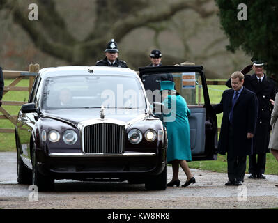 Sandringham, Norfolk, Royaume-Uni. 31 Dec, 2017. Sa Majesté la Reine Elizabeth II après avoir assisté à l'Eglise Sainte-marie Madeleine de dimanche matin, à la veille du Nouvel An, à Sandringham, Norfolk, le 31 décembre 2017. Crédit : Paul Marriott/Alamy Live News Banque D'Images