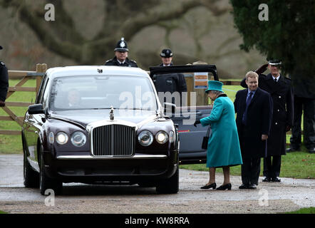 Sandringham, Norfolk, Royaume-Uni. 31 Dec, 2017. Sa Majesté la Reine Elizabeth II après avoir assisté à l'Eglise Sainte-marie Madeleine de dimanche matin, à la veille du Nouvel An, à Sandringham, Norfolk, le 31 décembre 2017. Crédit : Paul Marriott/Alamy Live News Banque D'Images