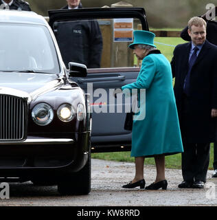 Sandringham, Norfolk, Royaume-Uni. 31 Dec, 2017. Sa Majesté la Reine Elizabeth II après avoir assisté à l'Eglise Sainte-marie Madeleine de dimanche matin, à la veille du Nouvel An, à Sandringham, Norfolk, le 31 décembre 2017. Crédit : Paul Marriott/Alamy Live News Banque D'Images