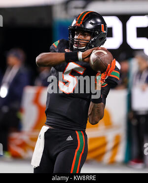 30 décembre 2017 : Miami Hurricanes quarterback N'Kosi Perry (5) au cours de la session d'échauffement avant le Capital One Bowl Orange - NCAA Football match entre le Wisconsin Badgers et les ouragans à Miami le Hard Rock Stadium de Miami Gardens, en Floride. Mario Houben/CSM Banque D'Images