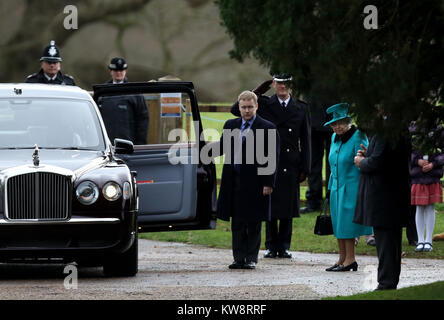 Sandringham, Norfolk, Royaume-Uni. 31 Dec, 2017. Sa Majesté la Reine Elizabeth II après avoir assisté à l'Eglise Sainte-marie Madeleine de dimanche matin, à la veille du Nouvel An, à Sandringham, Norfolk, le 31 décembre 2017. Crédit : Paul Marriott/Alamy Live News Banque D'Images