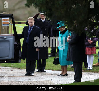 Sandringham, Norfolk, Royaume-Uni. 31 Dec, 2017. Sa Majesté la Reine Elizabeth II après avoir assisté à l'Eglise Sainte-marie Madeleine de dimanche matin, à la veille du Nouvel An, à Sandringham, Norfolk, le 31 décembre 2017. Crédit : Paul Marriott/Alamy Live News Banque D'Images