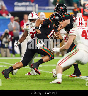 30 décembre 2017 : Miami Hurricanes quarterback Malik Rosier (12) exécute la balle pendant le Capital One Bowl Orange - NCAA Football match entre le Wisconsin Badgers et les ouragans à Miami le Hard Rock Stadium de Miami Gardens, en Floride. Le Wisconsin a remporté 34-24. Mario Houben/CSM Banque D'Images