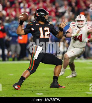 30 décembre 2017 : Miami Hurricanes quarterback Malik Rosier (12) se prépare à passer le ballon au cours de la capitale une Orange Bowl - NCAA Football match entre le Wisconsin Badgers et les ouragans à Miami le Hard Rock Stadium de Miami Gardens, en Floride. Le Wisconsin a remporté 34-24. Mario Houben/CSM Banque D'Images