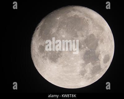 Sheerness, Kent, UK. 1er janvier 2018. Météo France : le plein de supermoon plus de Sheerness (prises avec un reflex numérique). L'supermoon est évalué à jusqu'à 30  % plus lumineux et 14  % plus grande qu'une pleine lune. Credit : James Bell/Alamy Live News Banque D'Images