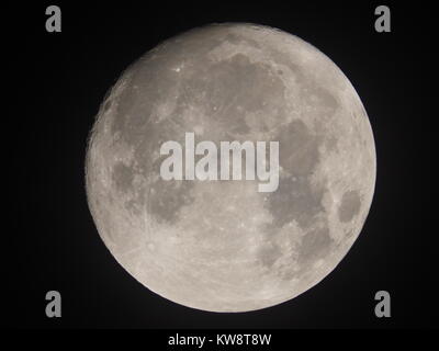 Sheerness, Kent, UK. 1er janvier 2018. Météo France : le plein de supermoon plus de Sheerness (prises avec un reflex numérique). L'supermoon est évalué à jusqu'à 30  % plus lumineux et 14  % plus grande qu'une pleine lune. Credit : James Bell/Alamy Live News Banque D'Images