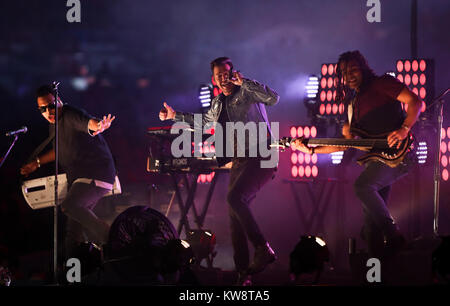 30 décembre 2017 : l'artiste multi-platine Andy Grammer fonctionne à la mi-temps un capital pendant le Show 2017 Capital One Bowl Orange - NCAA Football match entre le Wisconsin Badgers et les ouragans à Miami le Hard Rock Stadium de Miami Gardens, en Floride. Mario Houben/CSM Banque D'Images