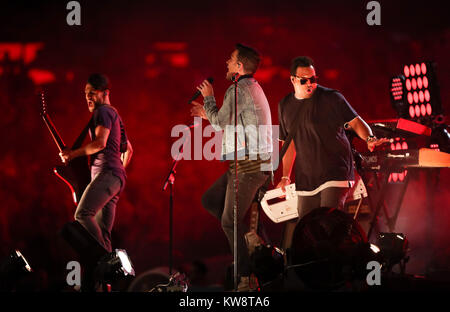 30 décembre 2017 : l'artiste multi-platine Andy Grammer fonctionne à la mi-temps un capital pendant le Show 2017 Capital One Bowl Orange - NCAA Football match entre le Wisconsin Badgers et les ouragans à Miami le Hard Rock Stadium de Miami Gardens, en Floride. Mario Houben/CSM Banque D'Images