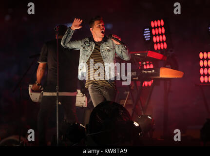 30 décembre 2017 : l'artiste multi-platine Andy Grammer fonctionne à la mi-temps un capital pendant le Show 2017 Capital One Bowl Orange - NCAA Football match entre le Wisconsin Badgers et les ouragans à Miami le Hard Rock Stadium de Miami Gardens, en Floride. Mario Houben/CSM Banque D'Images