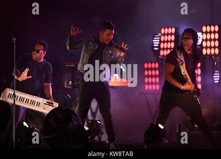 30 décembre 2017 : l'artiste multi-platine Andy Grammer fonctionne à la mi-temps un capital pendant le Show 2017 Capital One Bowl Orange - NCAA Football match entre le Wisconsin Badgers et les ouragans à Miami le Hard Rock Stadium de Miami Gardens, en Floride. Mario Houben/CSM Banque D'Images