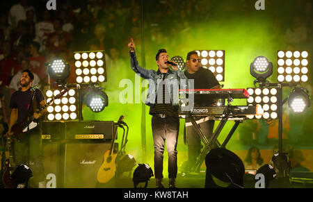 30 décembre 2017 : l'artiste multi-platine Andy Grammer fonctionne à la mi-temps un capital pendant le Show 2017 Capital One Bowl Orange - NCAA Football match entre le Wisconsin Badgers et les ouragans à Miami le Hard Rock Stadium de Miami Gardens, en Floride. Mario Houben/CSM Banque D'Images