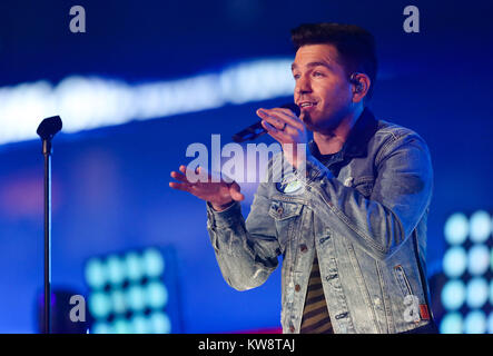 30 décembre 2017 : l'artiste multi-platine Andy Grammer fonctionne à la mi-temps un capital pendant le Show 2017 Capital One Bowl Orange - NCAA Football match entre le Wisconsin Badgers et les ouragans à Miami le Hard Rock Stadium de Miami Gardens, en Floride. Mario Houben/CSM Banque D'Images