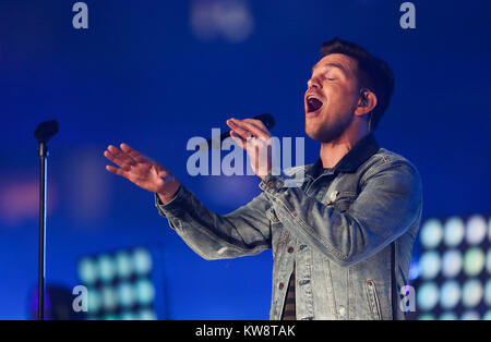 30 décembre 2017 : l'artiste multi-platine Andy Grammer fonctionne à la mi-temps un capital pendant le Show 2017 Capital One Bowl Orange - NCAA Football match entre le Wisconsin Badgers et les ouragans à Miami le Hard Rock Stadium de Miami Gardens, en Floride. Mario Houben/CSM Banque D'Images