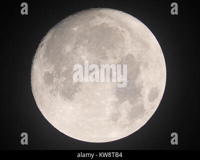 Sheerness, Kent, UK. 1er janvier 2018. Météo France : le plein de supermoon plus de Sheerness (prises avec un reflex numérique). L'supermoon est évalué à jusqu'à 30  % plus lumineux et 14  % plus grande qu'une pleine lune. Credit : James Bell/Alamy Live News Banque D'Images