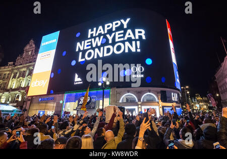 Londres, Royaume-Uni. 1er janvier 2018. 'Bonne Année !' est annoncé sur les nouveaux écrans haute définition dans Piccadilly Circus. Crédit : Guy Josse/Alamy Live News Banque D'Images