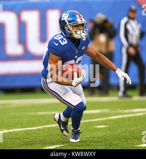 East Rutherford, New Jersey, USA. 31 Dec, 2017. New York Giants punt returner Kalif Raymond (83) dans la deuxième au cours de l'action de la NFL entre les Redskins de Washington et les Giants de New York au Stade MetLife à East Rutherford, New Jersey. Défait les Redskins géants 18-10. Duncan Williams/CSM/Alamy Live News Banque D'Images