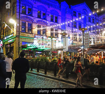 Liverpool, Royaume-Uni. 31 Dec, 2017. Les fêtards en Concert Square, Liverpool bénéficiant de l'an. 1er décembre 2017. Credit : Pak Hung Chan/Alamy Live News Banque D'Images