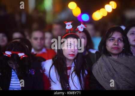 Le Caire, Égypte. 31 Dec, 2017. Priez pour les chrétiens égyptiens au cours d'un réveillon du Nouvel An, à masse Dobara Kasr El-église évangélique, au Caire, Egypte le 31 décembre 2017 Crédit : Amr Sayed/APA/Images/fil ZUMA Alamy Live News Banque D'Images