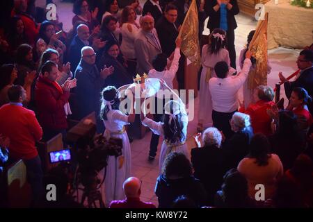 Le Caire, Égypte. 31 Dec, 2017. Priez pour les chrétiens égyptiens au cours d'un réveillon du Nouvel An, à masse Dobara Kasr El-église évangélique, au Caire, Egypte le 31 décembre 2017 Crédit : Amr Sayed/APA/Images/fil ZUMA Alamy Live News Banque D'Images